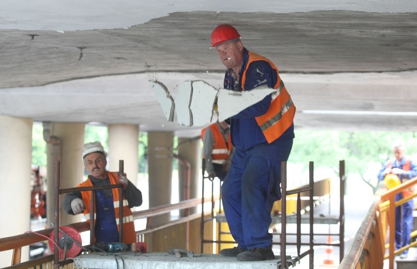 Wczoraj ekipy skuwały beton, który mógłby spaść na jezdnię.