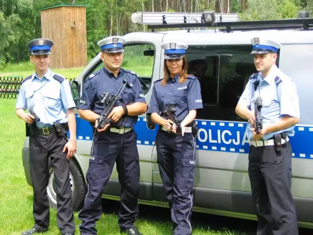 Część radomskich policjantów ubranych jest jeszcze w stare wzory mundurów, część założyła już nowe(w środku) 