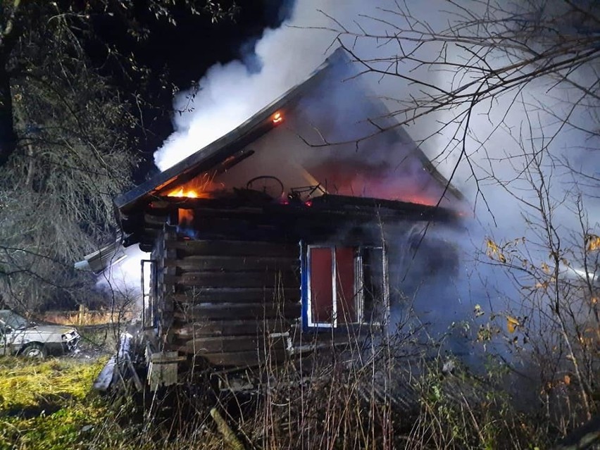 Nocny pożar domu w Borkach. W akcji sześć zastępów straży pożarnej (ZDJĘCIA)