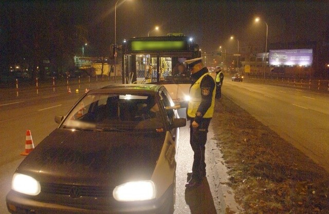 Policjanci prowadzili kontrole m.in. w rejonie wiaduktu Dąbrowskiego