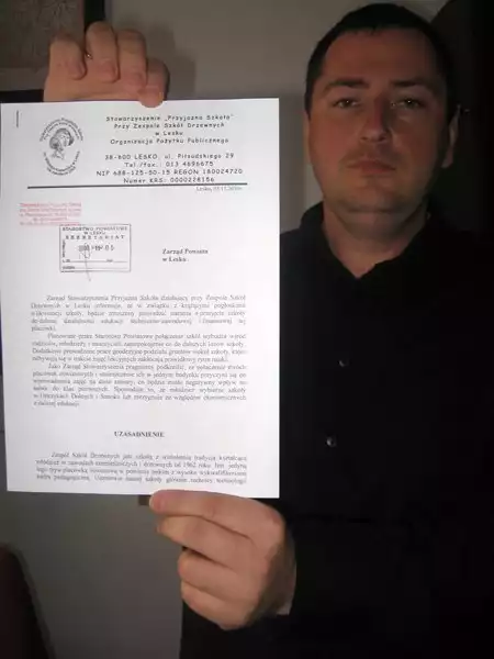 Roman Wiliński pokazuje pismo, które Stowarzyszenie "Przyjazna Szkoła" skierowało do zarządu i rady powiatu leskiego. 