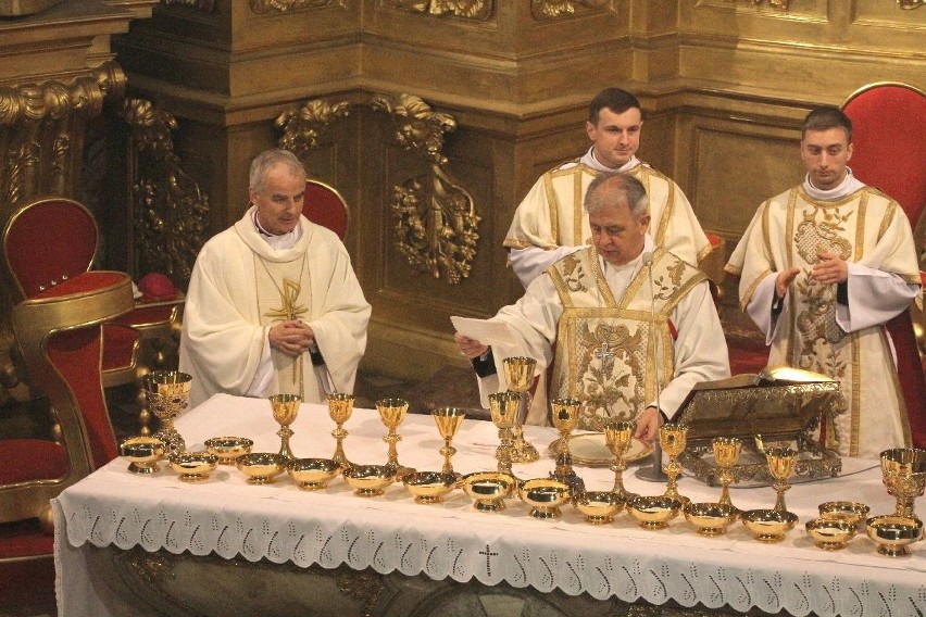 Msza Krzyżma w kieleckiej katedrze. Odprawił ją biskup Jan Piotrowski