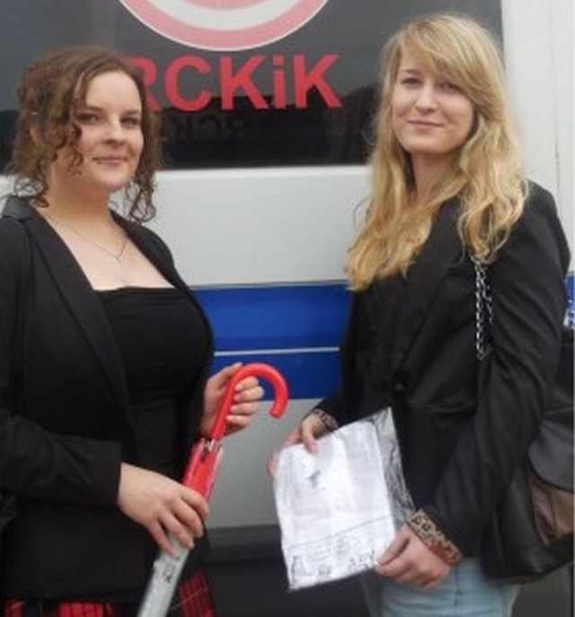 Upominki z logo RCKiK, za dar płynący z serca otrzymały Monika Płachta (od lewej) i Patrycja Pakuła.