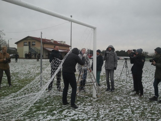 Piast Gliwice i bielski Polsport podzieliły się kosztem bramek, tak jak piłkochwytu, który również dostanie Sokół Łany Wielkie