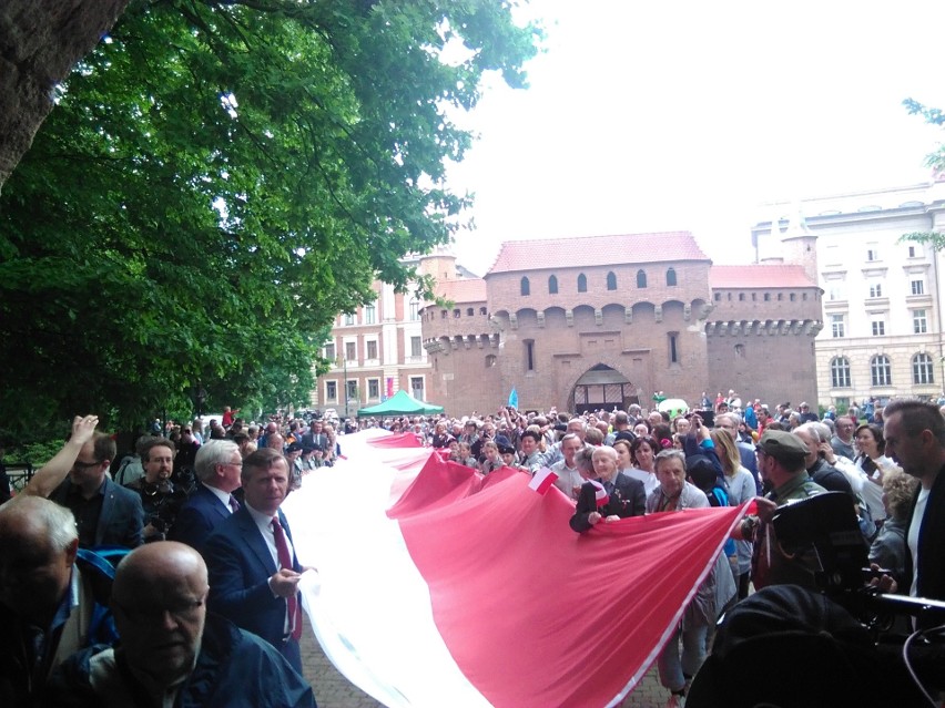 Kraków pobił rekord długości biało-czerwonej flagi [ZDJĘCIA, WIDEO]