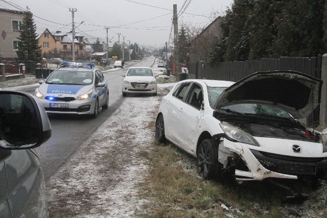 Na ulicy Leśniówka w Kielcach auto wpadło w poślizg i wpadło do rowu.