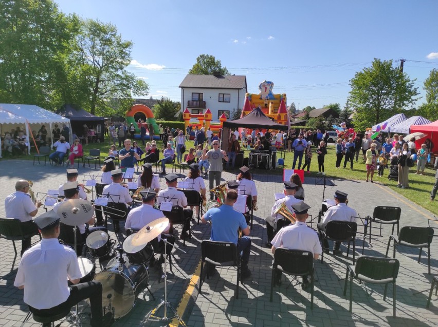 Piknik Rodzinny w Kurzelowie w gminie Włoszczowa. Zjazd bliźniaków. Wspaniale bawiły się tłumy mieszkańców. Zobacz zdjęcia