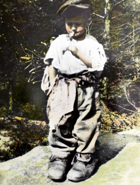 To zdjęcie małemu Tadeuszowi zrobił przyjaciel rodziny, kiedy ukrywali się w lesie.