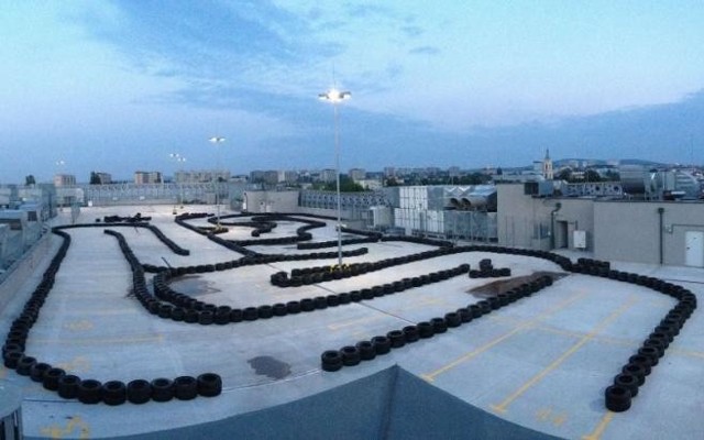 Tor kartingowy na dachu Galerii KoronaMający około 450 metrów długości tor Kart Racing Center zlokalizowano na najwyższej kondygnacji galerii.