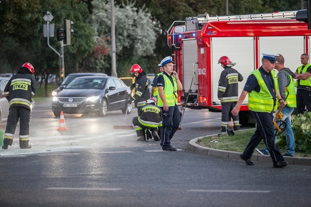 O sytuacji poinformował nas jeden z naszych Internautów. Na rondzie Skrzetuskim w Bydgoszczy doszło do zderzenia trzech aut. Ze wstępnych ustaleń wynika, że radiowóz na sygnale wjechał na czerwonym świetle na rondo Skrzetuskie i uderzył w taksówkę marki opel zafira. Z radiowozem i taksówką zderzył się również samochód nauki jazdy.Kierowca i pasażerka taksówki wyszli z wypadku bez szwanku. Do szpitala trafili dwaj policjanci oraz instruktorka jazdy wraz z kursantką.Z jednego z aut wyciekł płyn. Kierowcy musieli liczyć się z utrudnieniami, policjanci kierowali ruchem.Prognoza Pogody na 31.08.2016(źródło: TVN Meteo Active)