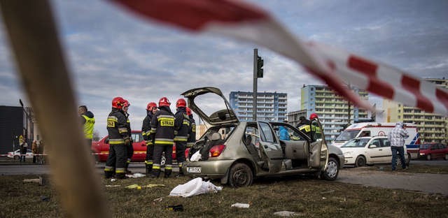 Zderzenie dwóch samochodów osobowych na skrzyżowaniu z sygnalizacją świetlną