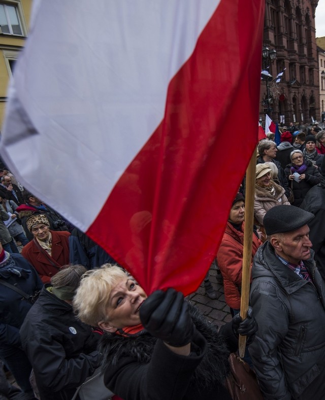 Manifest KODKomitet obrony demokracji manifestował na Rynku Staromiejskim w samo południe.