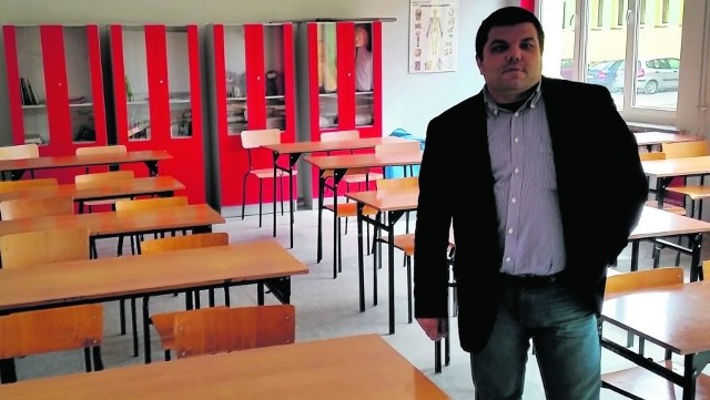 Dyrektor Marcin Stańczyk w klasie liceum profilowanego.
