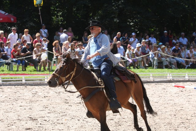 Rysownik i satyryk Henryk Sawka to już stały bywalec jeździeckich mistrzostw w Zakrzowie.