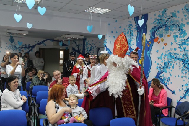 Mikołaj odwiedził małych pacjentów w Górnośląskim Centrum Zdrowia Dziecka w Katowicach