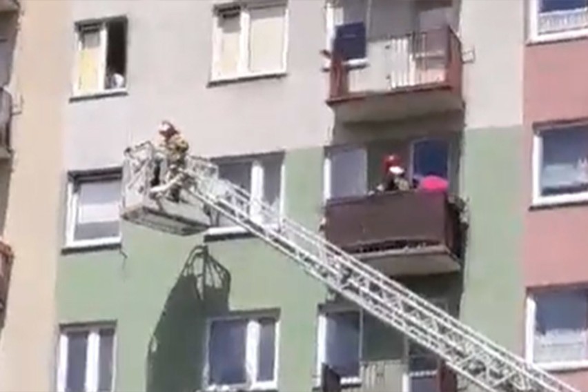 Kobieta uwięziona na balkonie przez 2-letnie dziecko, w wieżowcu przy Jana Pawła II w Koszalinie 