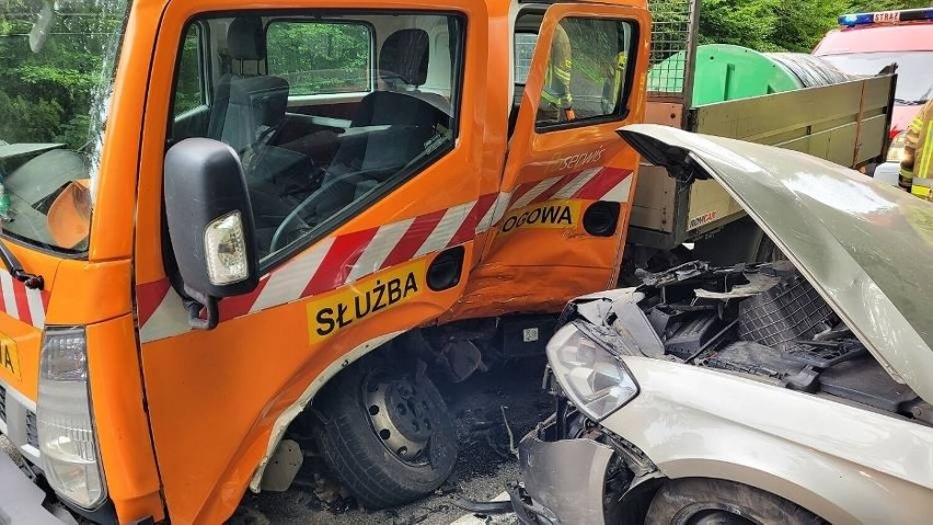 Wypadek w Egiertowie 3.08.2021 r. Kierowca służby drogowej nie sprawdził czy może bezpiecznie zawrócić i uderzył w inny samochód