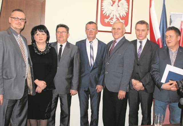 Nowy starosta Andrzej Okruciński (w środku). Trzeci od lewej: wicestarosta Franiszek Gutowski, obok Danuta Brzoskowska