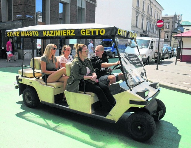 Pojazdy wyparły pieszych z „deptaku” w centrum Kazimierza