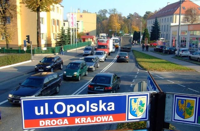 Obwodnica Strzelec Opolskich spowodowałaby, że na drodze krajowej nr 94 przebiegającej przez miasto nie tworzyłyby się takie korki.