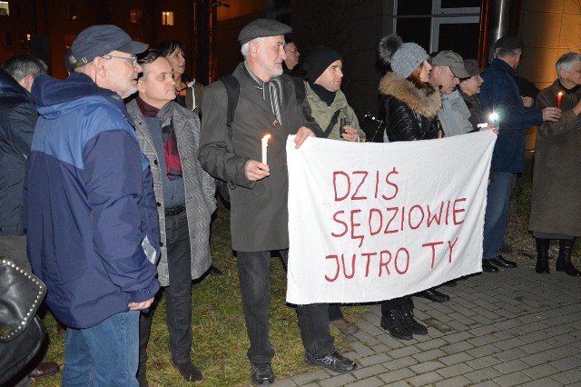 Manifestacja przez siedzibą Sądu Rejonowego w Stalowej Woli