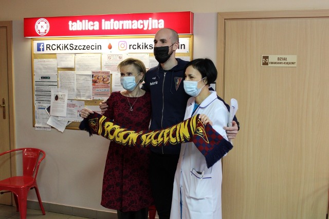 W Walentynki przedstawiciele Pogoni Szczecin odwiedzili Regionalne Centrum Krwiodawstwa i Krwiolecznictwa w Szczecinie