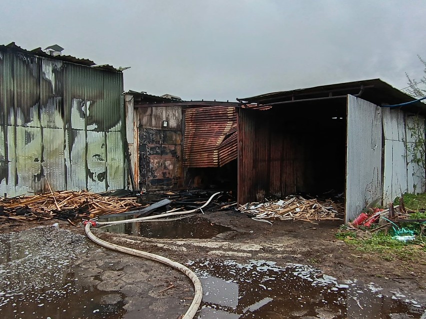 Pożar w środku nocy w Kętach. W ogniu stanęła hala produkcyjna w zakładzie meblarskim. Z ogniem walczyło prawie 40 strażaków. Zdjęcia