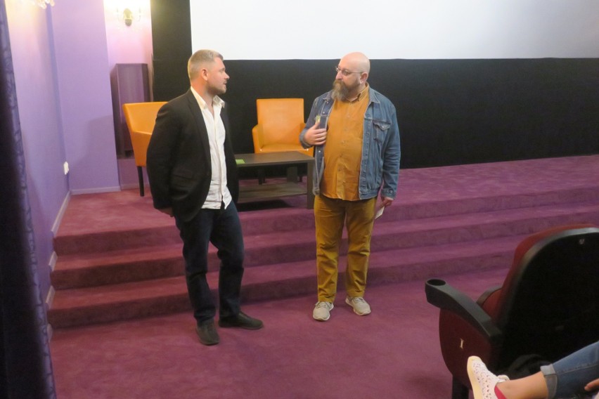 Rozmowa z reżyserem Bruno Brejtem (z lewej), zapowiadająca...
