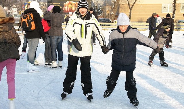 Bartek (z prawej) Klawikowski dopiero uczy się jeździć na łyżwach. Pomaga mu w tym jego starszy brat Jakub