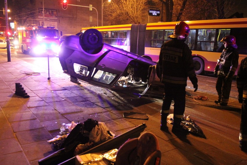 Wypadek na Gdańskiej. Peugeot dachował na skrzyżowaniu [ZDJĘCIA+FILM]