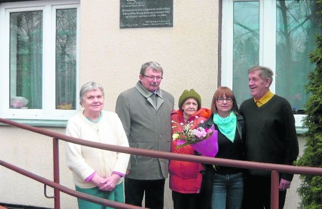 Przed tablicą upamiętniającą patrona Domu Pomocy Soołecznej, z lewej jego żona, która tu mieszka.