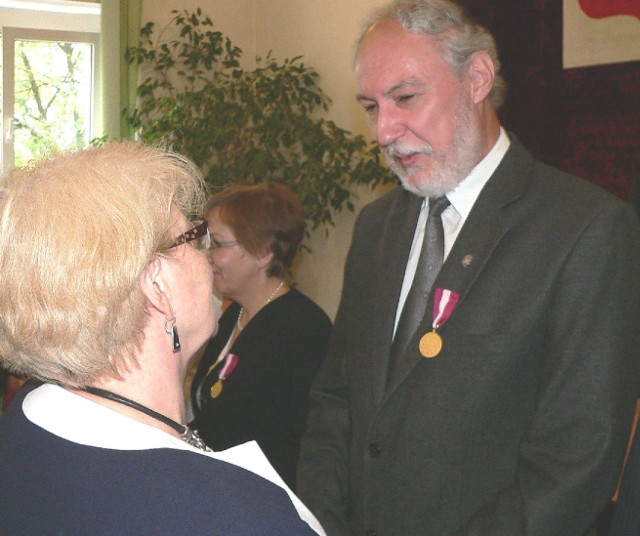 Robert Osiński otrzymał z rąk wojewody Bożentyny Pałki-Koruby złoty medal "Za długoletnią służbę".