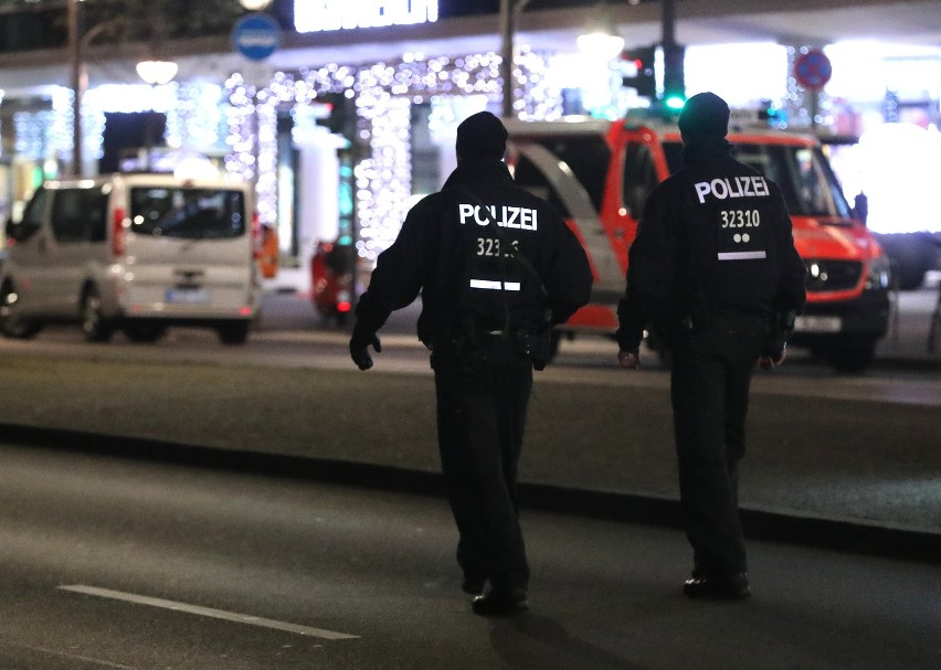 Sprawca zamachu w Berlinie wciąż na wolności