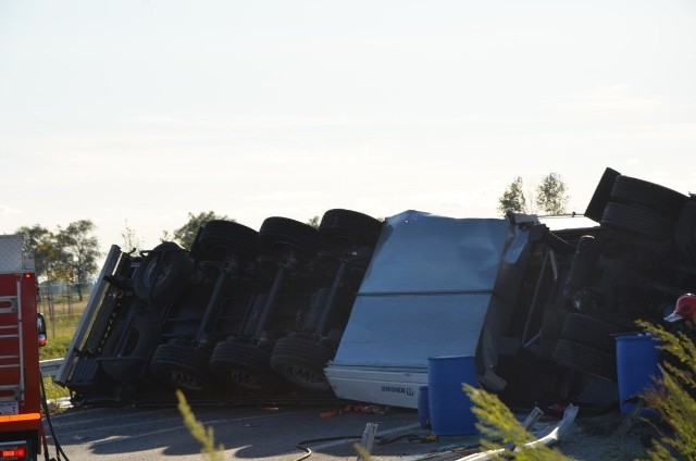 W środę 17 lipca 2019 r. przed godziną 18 na drodze S7 w kierunku Gdańska doszło do wypadku samochodu ciężarowego, który w wyniku zderzenia wywrócił się i zablokował oba pasy ruchu
