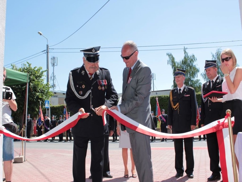 Otwarcia remozt dokonali m.in. Stefan Pyć, prezes jednostki...