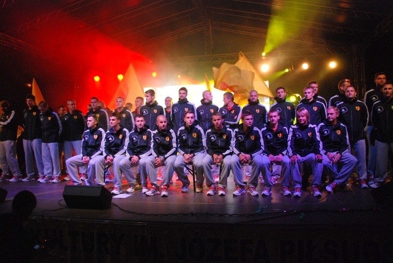 Pierwsza drużyna Korony na scenie na kieleckim Rynku.
