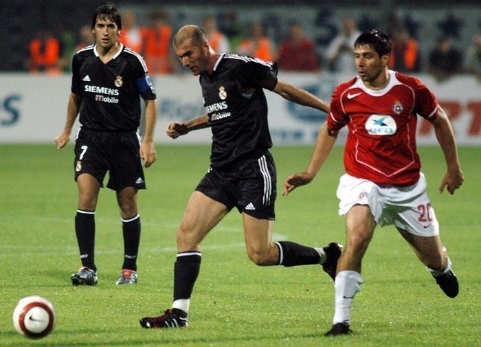 #7 Środkowy pomocnik: Zinedine Zidane