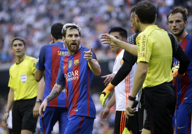 Neymar został trafiony butelką, a Lionel Messi zwyzywał fanów Valencii