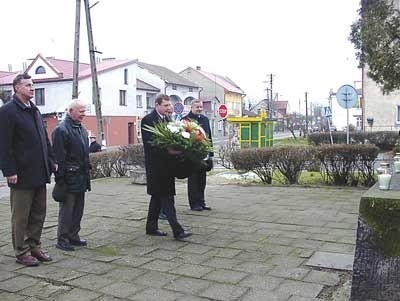 Pod pomnikiem sekretarz miasta J. Jankowski, przewodniczący RM A. W. Pałucki, starosta K. Białobrzeski, wicestarosta J. Gójski, wiceburmistrz T. Marciniak