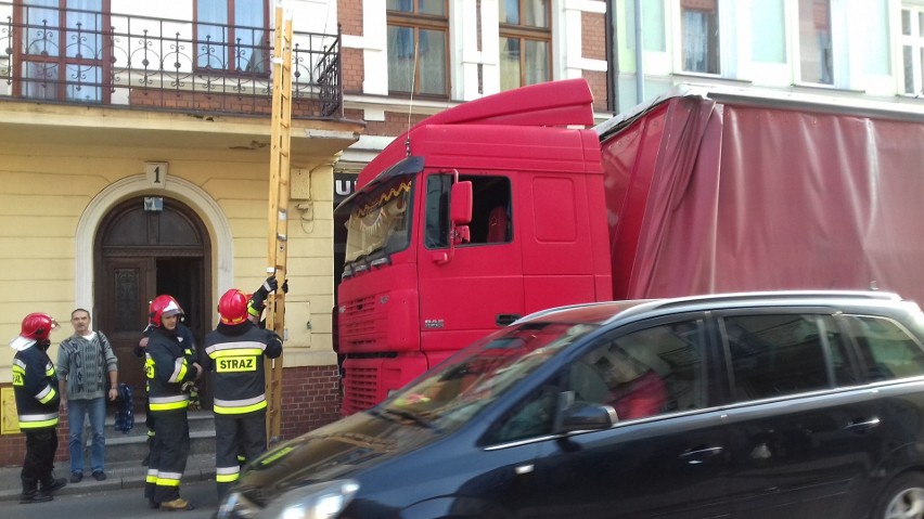 Tir nie zmieścił się i omal nie urwał balkonu na ul. Sienkiewicza w Oświęcimiu