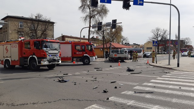 Jak informuje nas asp. szt. Izabella Drobniecka z inowrocławskiej policji, ze wstępnych ustaleń wynika, iż jadąca samochodem marki hyudai kobieta nie dostosowała się do sygnalizacji świetlnej i doprowadziła do zderzenia z iveco, które przewoziło butle z gazem. Pojazd dostawczy siłą rozpędu uderzył w mercedesa. Spadające butle uszkodziły jeszcze dwa inne pojazdy marki Citroen. Na szczęście nie doszło do rozszczelnienia butli z gazem