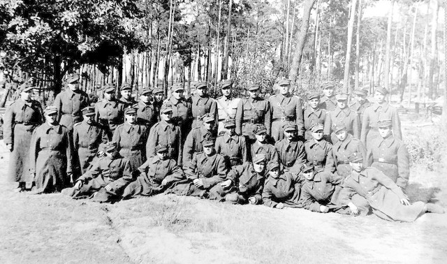 Rok 1945, Siekierki przed forsowaniem Odry. Wincenty Ignatowicz w pierwszym szeregu stojących - czwarty od prawej strony. Zawsze górował wzrostem nad innymi.