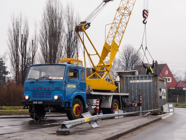 W czwartek przy ul. Rzęsnej w Gdańsku z ciężarówki spadł kontener. Z drogi usuwano go za pomocą dźwigu