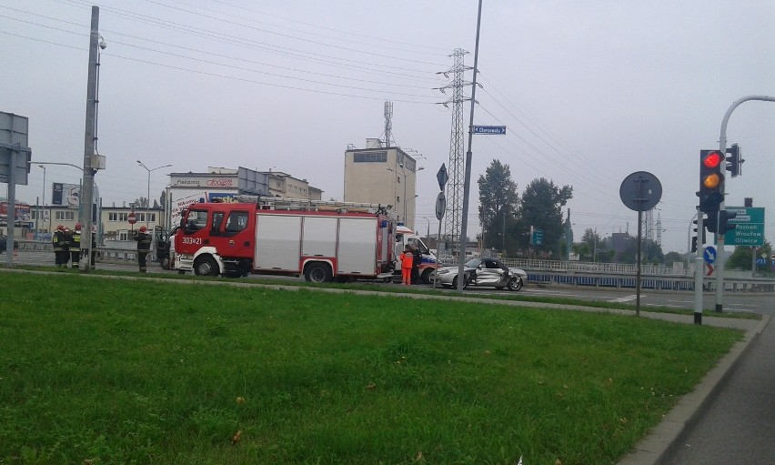 Katowice: groźny wypadek samochodowy na skrzyżowaniu Chorzowskiej i Goeppert-Mayer [ZDJĘCIA]