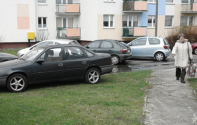 Nie tylko przy ul. Korczaka kierowcy zmuszeni są ustawiać samochody na trawnikach