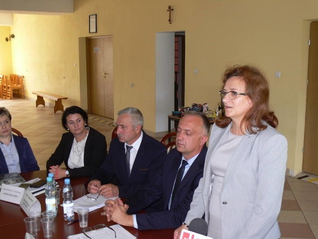 Były już przewodniczący Rady Gminy Wilczyce Adam Krakowiak (z lewej) na  sesji Rady Gminy z udziałem wojewody świętokrzyskiej Agaty Wojtyszek, która przywiozła promesy na remont dróg.