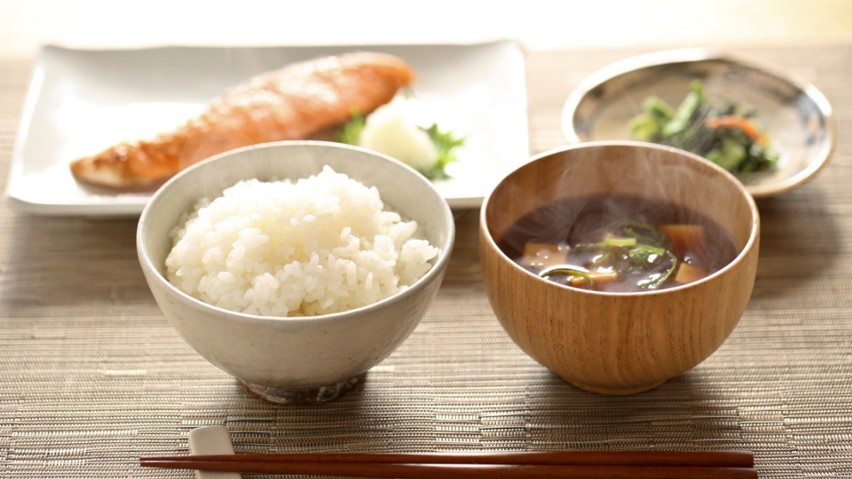 Tradycyjne japońskie śniadanie składa się głównie z ryżu i...