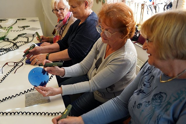 Seniorzy z Gr&oacute;jca poznali tajniki wyrobu szkła artystycznego i grawerunku ceramicznego. Wzięli udział w pokazie ręcznego formowania szkła oraz unikalnych technik barwienia.