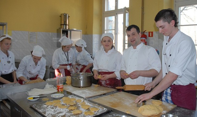 Uczniowie ekonomika chwalą sobie wspólne gotowanie z szefem kuchni Bartłomiejem Krężelem. Na zdjęciu tuż obok kucharza wyróżniania przez niego uczennica Monika Ludwisiak.