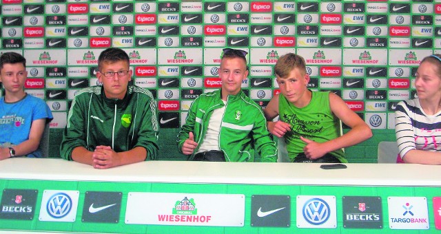 Od lewej: Wiktor Stawiarski, Filip Pabiszak, Kacper Włosowski w sali konferencyjnej stadionu Werder Bremy